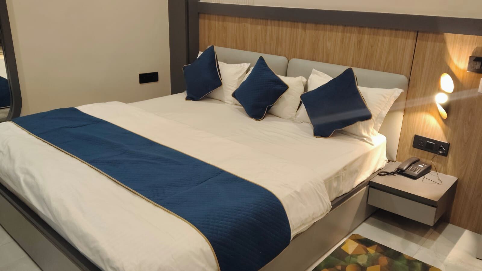 Desk, laptop workspace, iron/ironing board, free WiFi