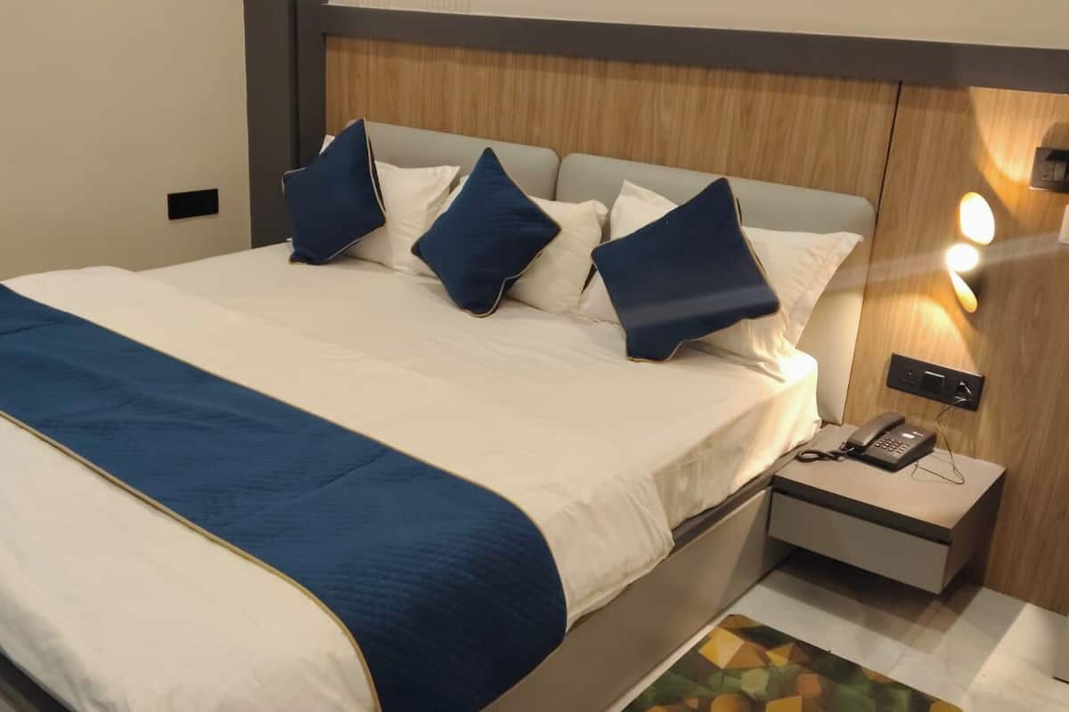 Desk, laptop workspace, iron/ironing board, free WiFi