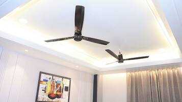 Meja, ruang kerja komputer riba, seterika/papan seterika, Wi-fi percuma