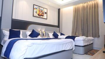 Family Room | Desk, laptop workspace, iron/ironing board, free WiFi