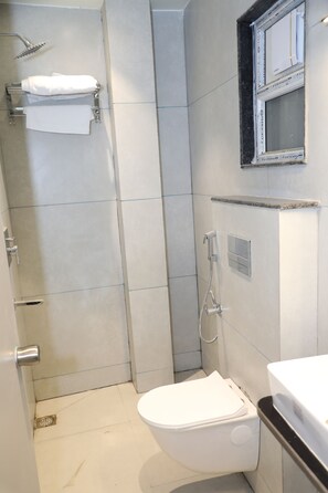 Towels, soap, shampoo, toilet paper - Hotel Shri Ram Ratan Inn (Ayodhya)