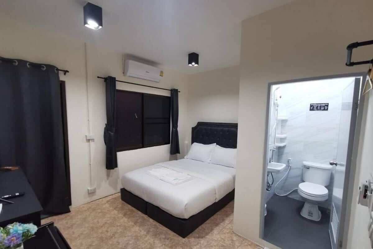 Room, 1 Queen Bed, Private Bathroom, City View | In-room safe, desk, free WiFi