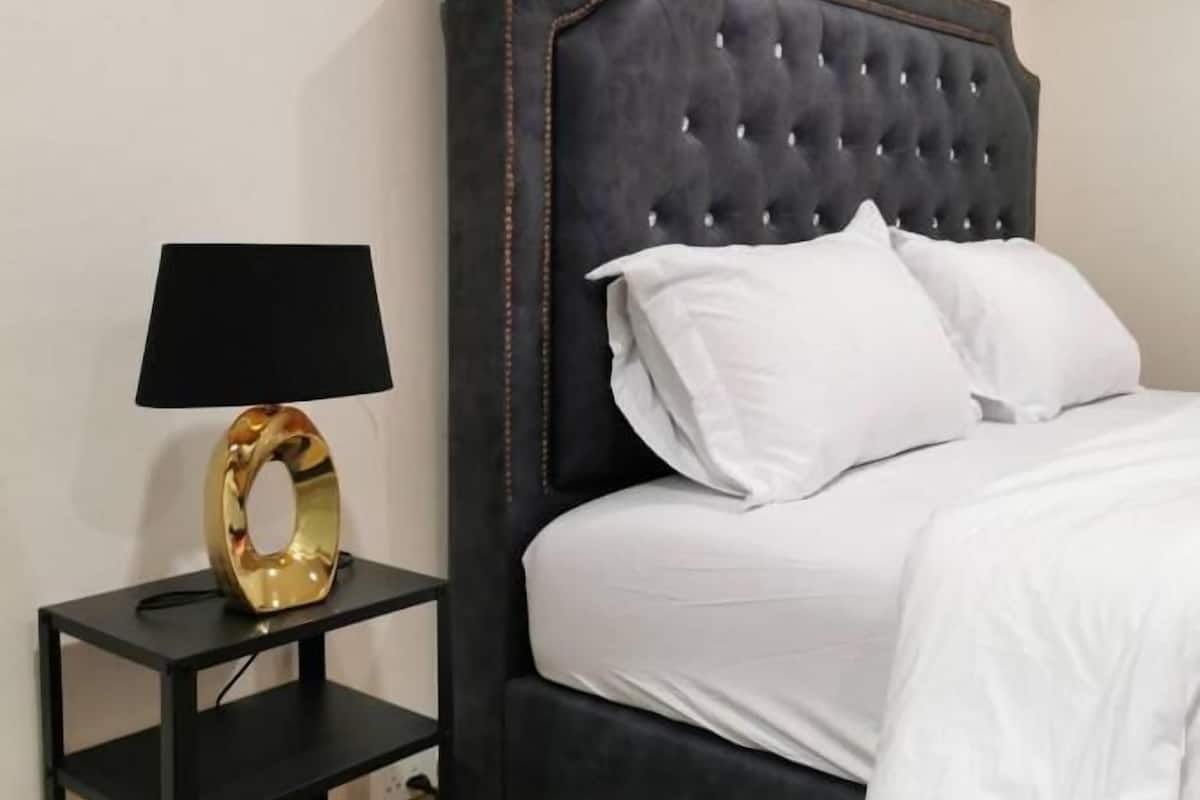 Room, 1 King Bed, City View | In-room safe, desk, free WiFi