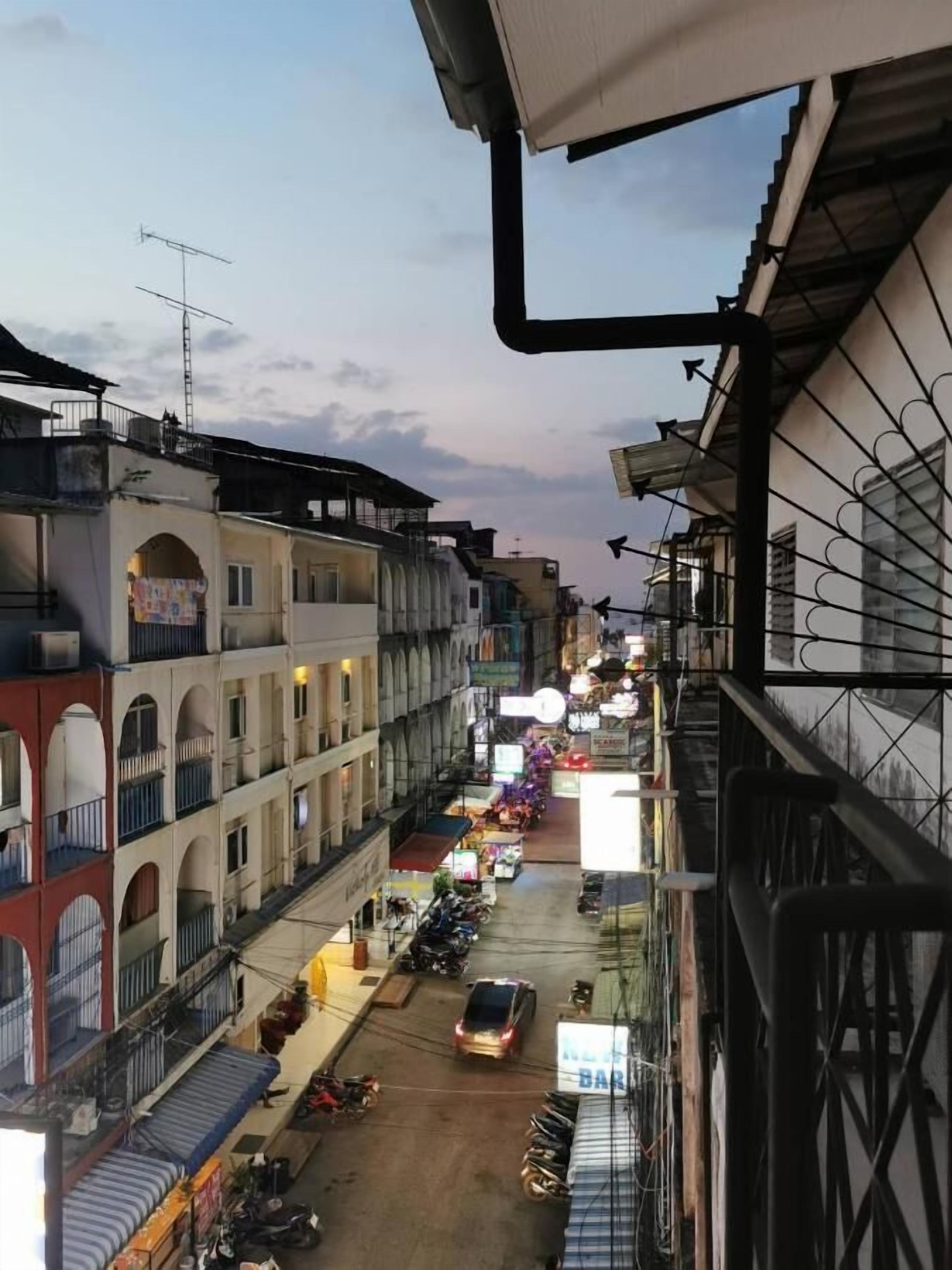 Queen Room with Balcony, Non Smoking, Private Bathroom | 客廳 | 50 吋智能電視連數碼電視頻道