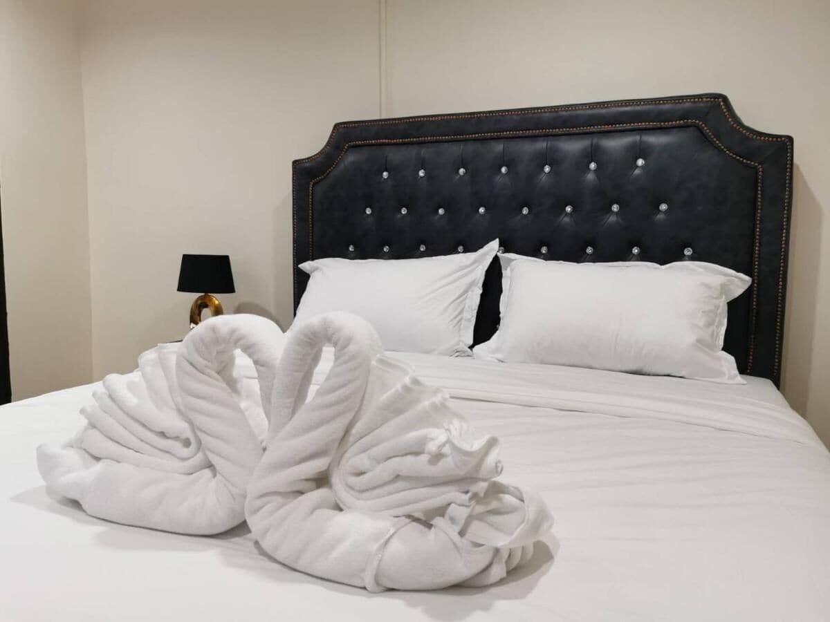 King Room with Balcony, Non Smoking, Private Bathroom | Ropa de cama hipoalergénica y caja de seguridad en la habitación 