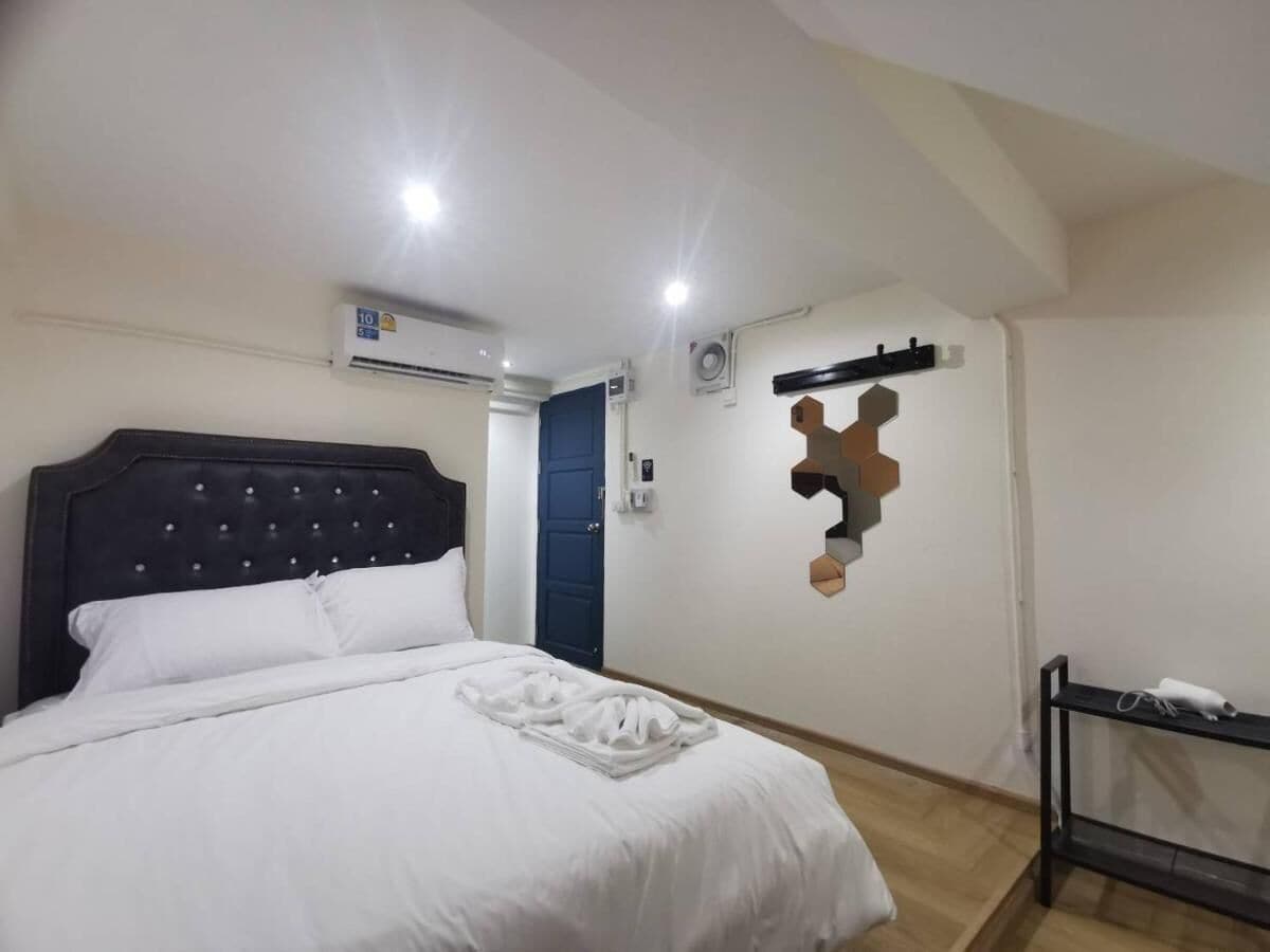 Queen Interior Room, Non Smoking, Private Bathroom | Hipoallergén ágynemű, széf a szobában, íróasztal és sötétítőfüggöny