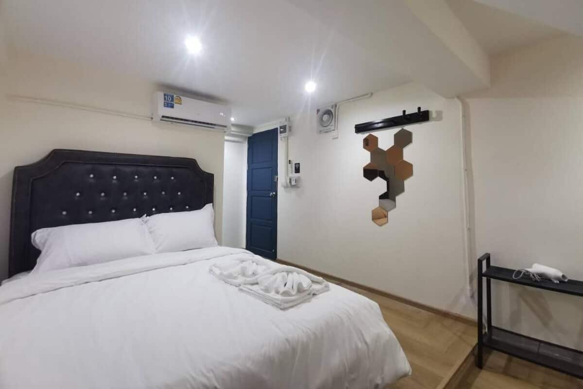 In-room safe, desk, free WiFi