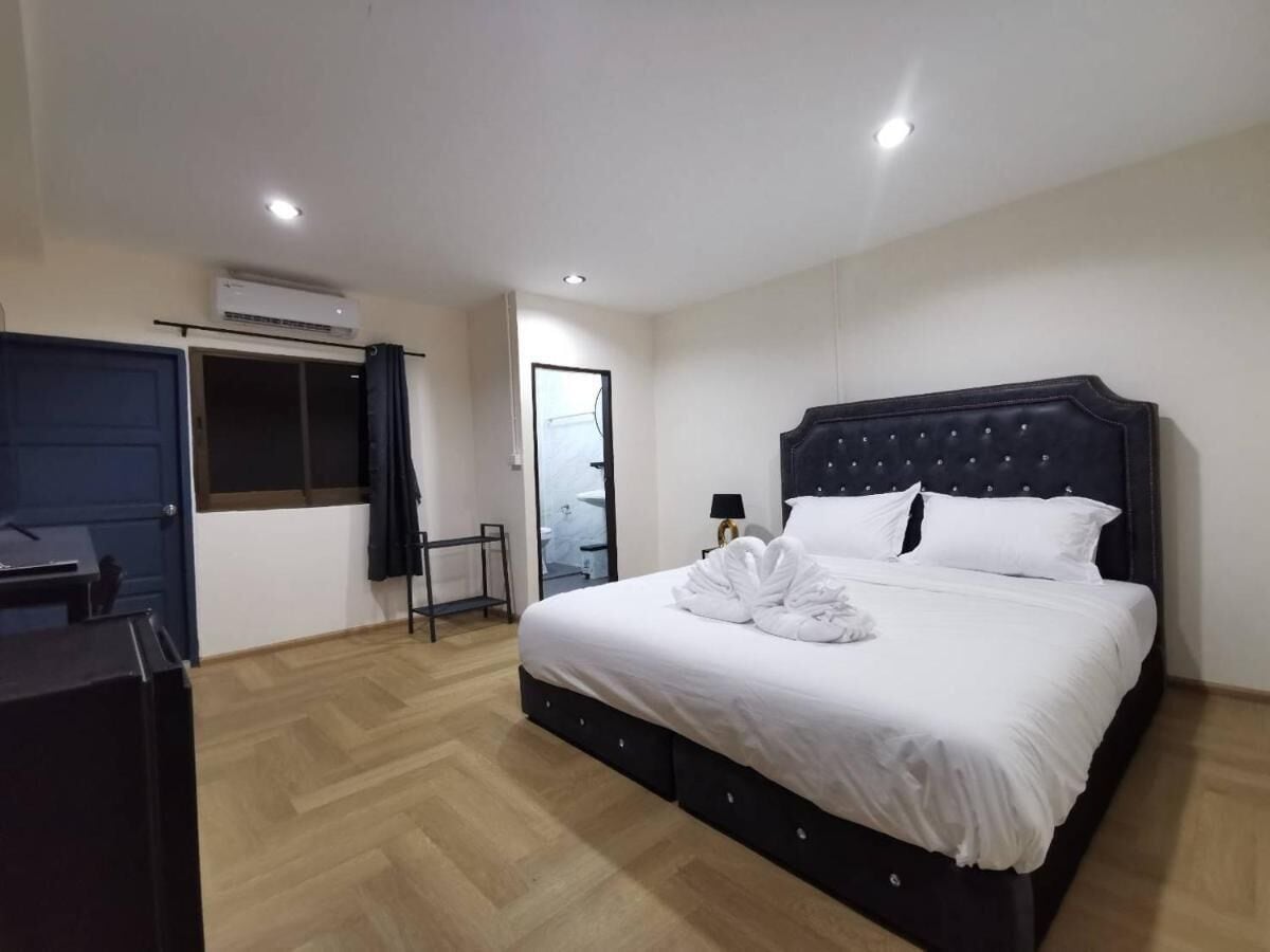 King Room with Balcony, Non Smoking, Private Bathroom | 防敏寢具、房內夾萬、書桌、遮光窗簾/窗簾