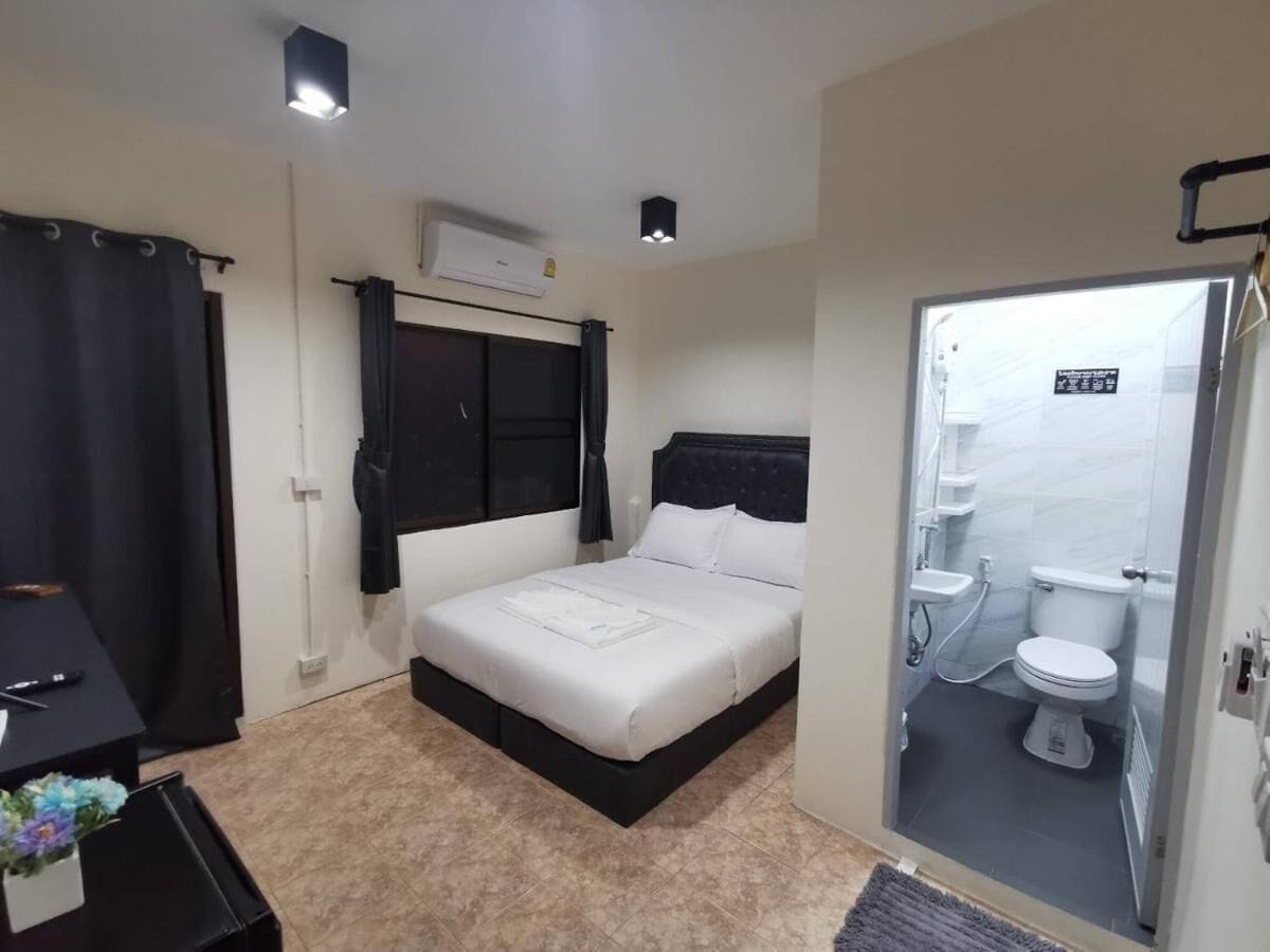 Queen Room with Balcony, Non Smoking, Private Bathroom | Hipoallergén ágynemű, széf a szobában, íróasztal és sötétítőfüggöny
