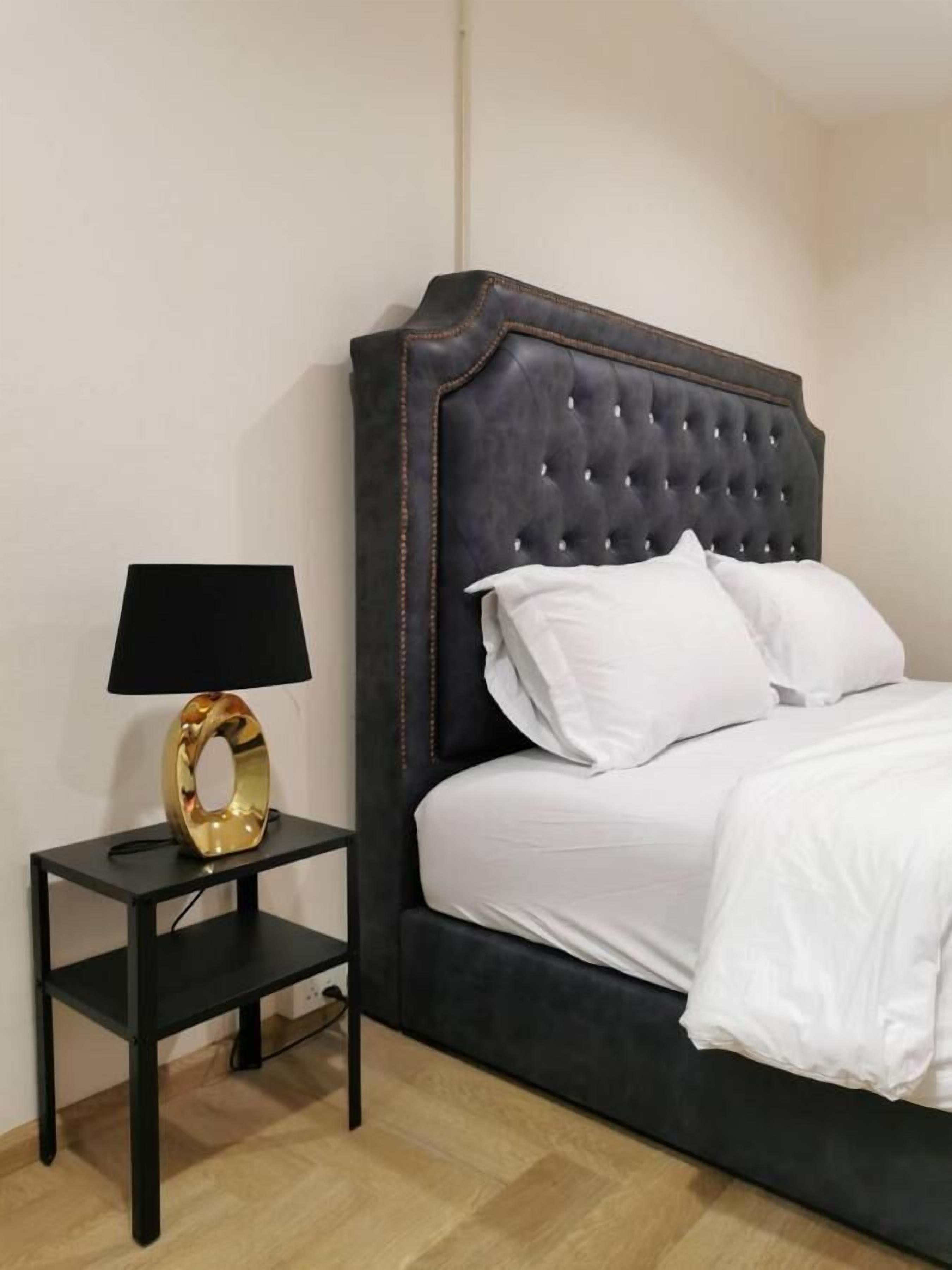 King Room with Balcony, Non Smoking, Private Bathroom | Hipoallergén ágynemű, széf a szobában, íróasztal és sötétítőfüggöny