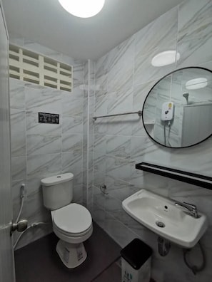 Room, 1 King Bed, City View | Bathroom | Shower, towels, soap, shampoo - The One Hotel (Muang Pattaya)