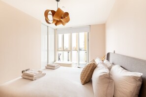 1 bedroom, iron/ironing board, Internet - Contemporary Parkside Retreat (London)