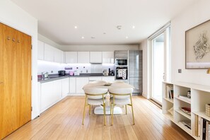 Fridge, microwave, dishwasher, coffee/tea maker - Contemporary Parkside Retreat (London)