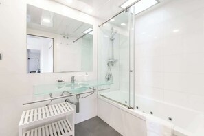 Shower, hair dryer - Placa Catalunya gran duplex (Barcelona)