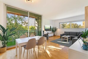 TV - Modern Spacious 3-Bedroom Apt with Pool near Beach (Sant Adrià de Besòs)