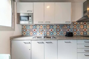 Frigorífico, microondas, horno y placa de cocina