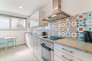 Fridge, microwave, oven, stovetop - Modern Spacious 3-Bedroom Apt with Pool near Beach (Sant Adrià de Besòs)