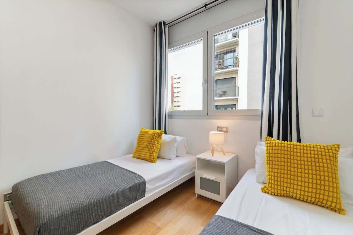 Tabla de planchar con plancha, wifi, ropa de cama