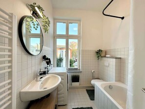 Regadera, secadora de cabello, toallas