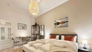 Une chambre à coucher avec un grand lit, un bureau et une chaise.