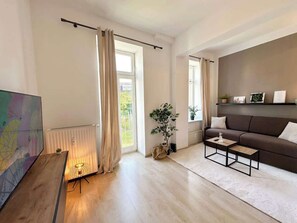 Een televisie en een kantoor