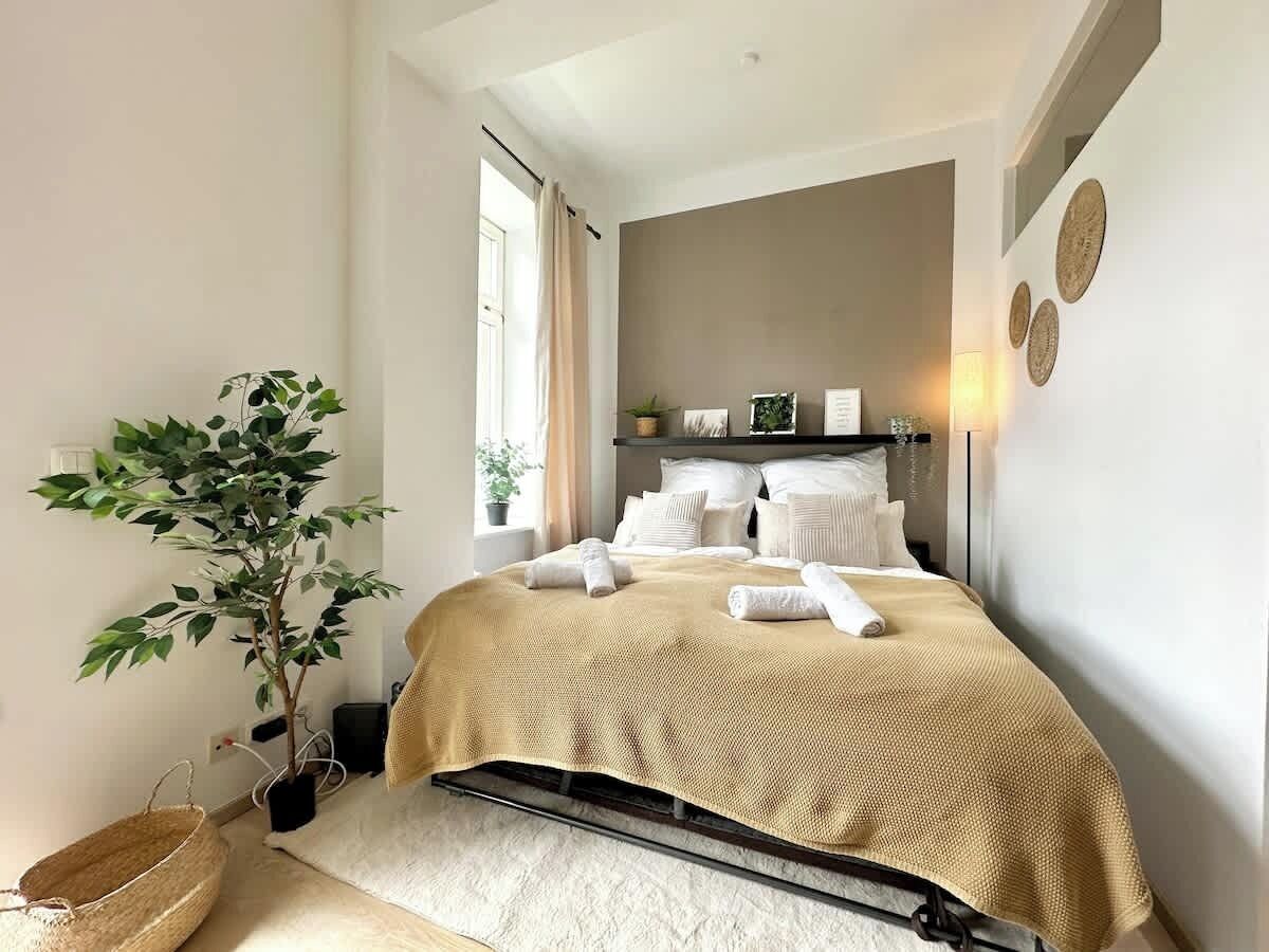 Työpöytä, silitysrauta/-lauta, Wi-Fi, vuodevaatteet