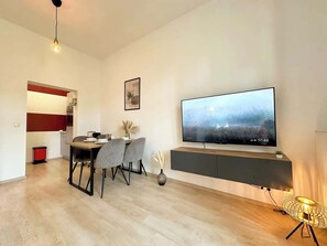 Dining - Central apartment in Schwerin | Near train station | French balcony (Schwerin)