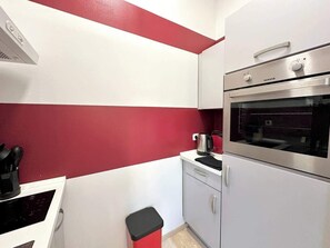 Fridge, microwave, oven, stovetop - Central apartment in Schwerin | Near train station | French balcony (Schwerin)