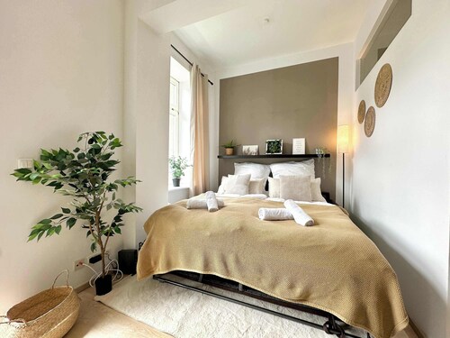 Anton - Zentrale Wohnung in Schwerin | Nähe Bahnhof | französischer Balkon
