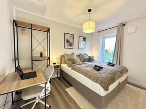 Desk, WiFi, bed sheets - Modern apartment with terrace + parking space, close to train station (Henstedt-Ulzburg)
