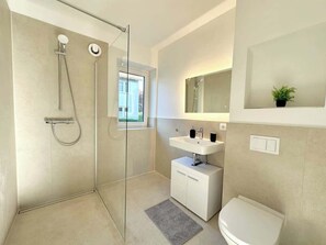 Douche, sèche-cheveux, serviettes fournies