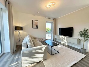 TV, offices - Modern apartment with terrace + parking space, close to train station (Henstedt-Ulzburg)