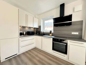 Fridge, microwave, oven, stovetop - Modern apartment with terrace + parking space, close to train station (Henstedt-Ulzburg)