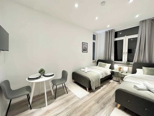 Schöne 2 BR Wohnung mit Balkon