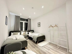 Een bureau, wifi, beddengoed