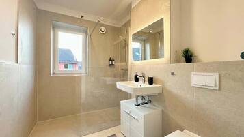 Dusche, Haartrockner, Handtücher