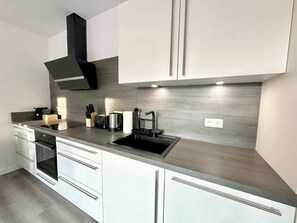 Kühlschrank, Mikrowelle, Ofen, Herdplatte