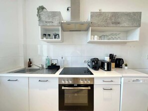 Kylskåp, mikrovågsugn, ugn och spishäll