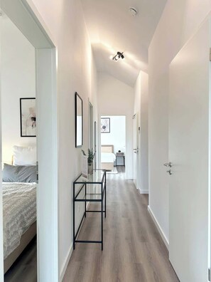 Työpöytä, silitysrauta/-lauta, Wi-Fi, vuodevaatteet