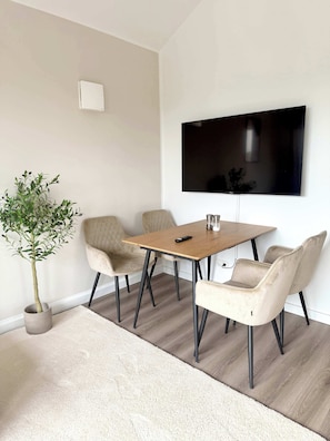Dining - Exclusive penthouse apartment + terrace and parking slot (Henstedt-Ulzburg)