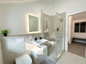 Dusche, Haartrockner, Handtücher