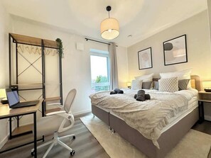 Desk, iron/ironing board, WiFi, bed sheets - Modern 3-room apartment with parking space (Henstedt-Ulzburg)