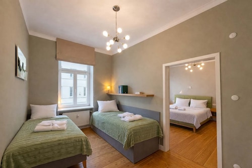 Cäsar - stilvolles Apartment mit zwei Schlafzimmern: Zentral gelegen und familienfreundlich!