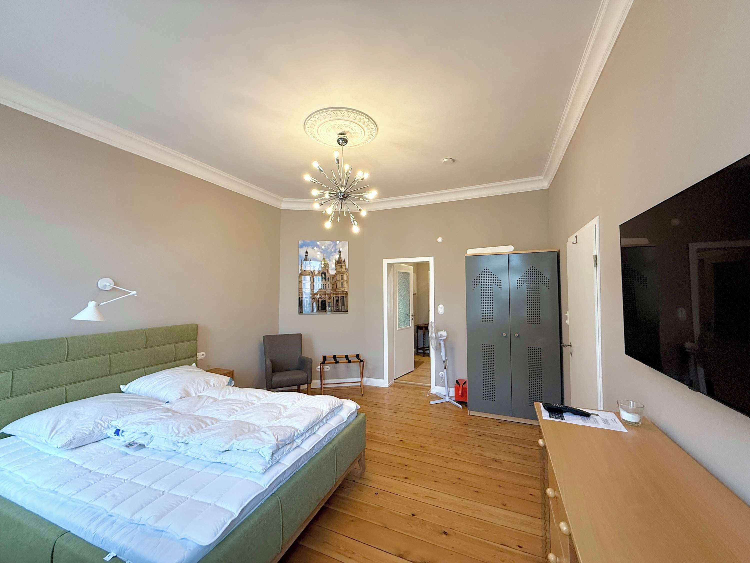 Desk, iron/ironing board, WiFi, bed sheets