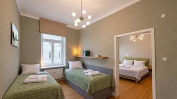 Een bureau, een strijkplank/strijkijzer, wifi, beddengoed