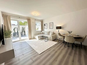 TV, offices - Terrace apartment with parking space, close to train station (Henstedt-Ulzburg)