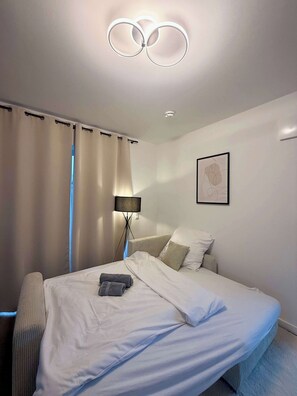 Escritorio, wifi y ropa de cama 