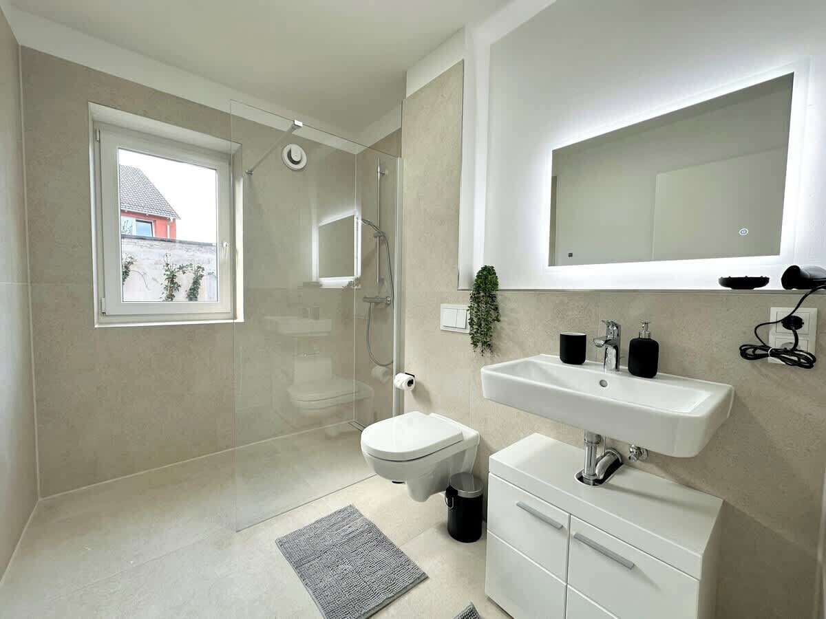 Dusche, Haartrockner, Handtücher