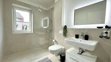 Dusche, Haartrockner, HandtĂŒcher