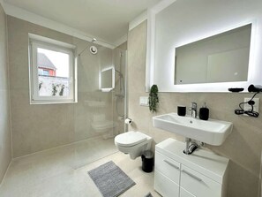 Dusche, Haartrockner, Handtücher